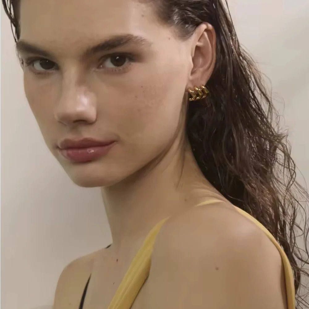 NEW 18K GOLD PLATED TRIPLE HOOP EARRINGS – STACKED CHUNKY DESIGN - Picture 4 of 6